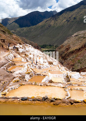 Alta vista angolare di Salinas de maras (maras saline), vicino a Cusco, Perù. Foto Stock