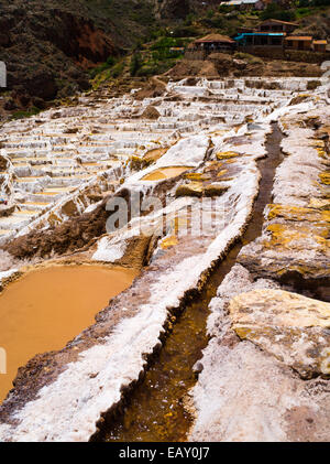 Alta vista angolare di Salinas de maras (maras saline), vicino a Cusco, Perù. Foto Stock