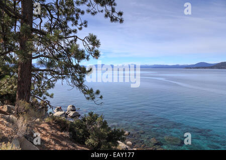 Vista sul maestoso lago Tahoe dalle proprie coste vicino Incline Village, NV, Stati Uniti d'America. Foto Stock