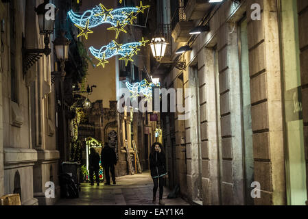 Bacelona, Spagna. Xxi Nov, 2014. Gli amanti dello shopping a piedi sotto le luci di Natale nel quartiere Gotico di Barcellona inizia la stagione festiva. Xxi Nov, 2014. La stagione delle feste 2014 ottiene in corso a Barcellona come le luci di Natale e gli alberi sono accesi nelle strade Credito: Matthias Oesterle/ZUMA filo/ZUMAPRESS.com/Alamy Live News Foto Stock