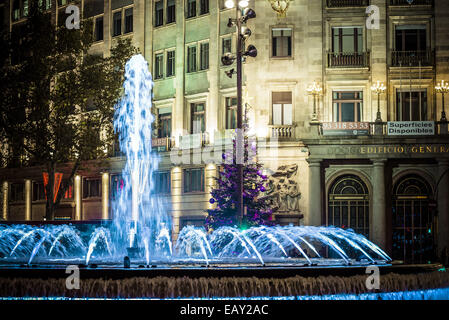 Bacelona, Spagna. Xxi Nov, 2014. Una vista generale della Gran Via luminarie di Natale, a Barcellona. Xxi Nov, 2014. La stagione delle feste 2014 ottiene in corso a Barcellona come le luci di Natale e gli alberi sono accesi nelle strade Credito: Matthias Oesterle/ZUMA filo/ZUMAPRESS.com/Alamy Live News Foto Stock