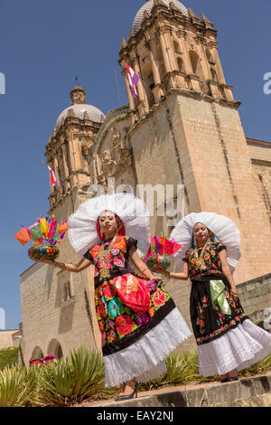 In costume tradizionale Istmo ballerini ballerini folk al di fuori della chiesa di Santo Domingo durante il Giorno dei Morti Festival noto in spagnolo come d'un de Muertos su ottobre 26, 2014 in Oaxaca, Messico. Foto Stock