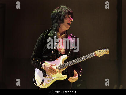 Jeff Beck esecuzione dal vivo sul palco a Manchester Bridgewater Hall dotata di: Jeff Beck dove: Manchester, Regno Unito quando: 19 Maggio 2014 Foto Stock