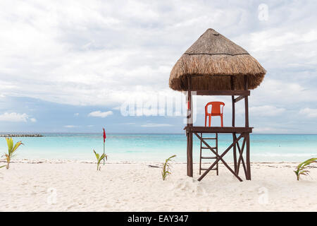 Bagnino torre sulla spiaggia caraibica Foto Stock