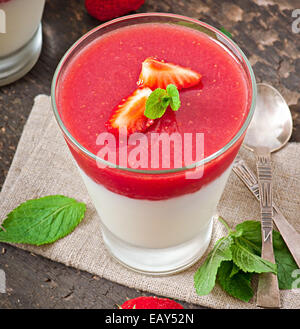 Il dessert Panna cotta con fragole fresche Foto Stock