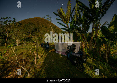 Campeggio a chocolate hills, isola di Bohol, Filippine Foto Stock