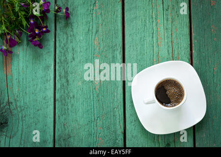 Una tazza di caffè al mattino sul vecchio sfondo di legno Foto Stock