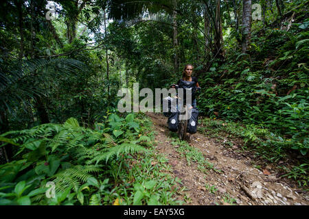 Gita in bicicletta nella giungla, Sulawesi, Indonesia Foto Stock