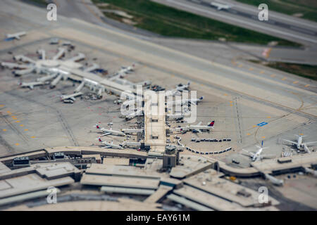 Un trafficato terminal dell'aeroporto visto dall'alto. Foto Stock