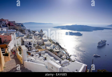 Casa bianca sul bordo craterico, Fira, Santorini, Grecia Foto Stock