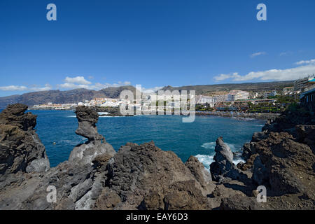 Vista della costa di Tenerife dal cluster di rocce di Punta de Barbero verso Playa Arena Beach e Puerto de Santiago, Tenerife. Foto Stock