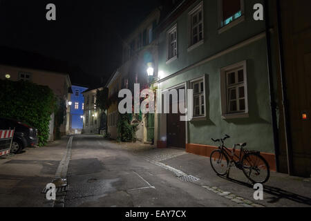 Bicicletta sulla notte città europea street in Germania Foto Stock