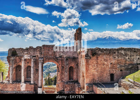 Il Teatro Antico di Taormina è anche noto come il Teatro Greco (teatro greco), in provincia di Messina, Sicilia, Italia, Europa Foto Stock