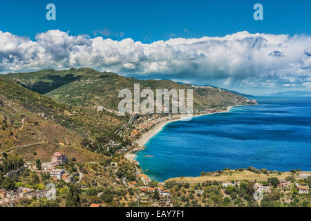 Vista da Taormina a Letojanni bay. Letojanni è situato sulla costa orientale della Sicilia, Letojanni, Sicilia, Italia, Europa Foto Stock