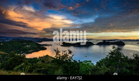 Le baie e le isole in Labuan Bajo, Flores, Indonesia Foto Stock