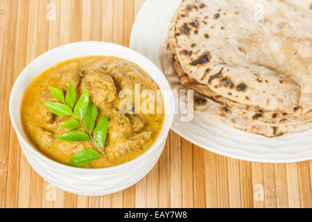 Vista ingrandita di delizie indiane di montone curry servita con soffici in casa chapati (pane indiano). Foto Stock