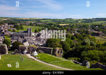 La chiesa parrocchiale di Corfe Castle visto dalle rovine del castello di Dorset Regno Unito Inghilterra Foto Stock