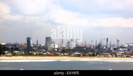 Stockton che mostra la spiaggia e industria dietro di essa Foto Stock