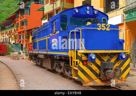 Locomotiva sorge presso la stazione ferroviaria di "Aguas Calientes', il sobborgo di 'Machu Picchu' Foto Stock