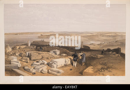 Questa opera d'arte raffigura Sebastopoli e l'antica chiesa di San Vladimir, situata in Crimea. Mostra le fortificazioni, le rovine e la presenza militare durante la guerra di Crimea, offrendo una visione storica del significato militare e dei monumenti architettonici della regione. Foto Stock