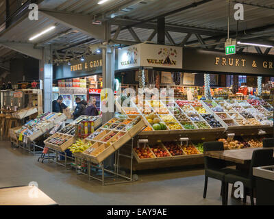 Mathallen Vulcan, food court a Oslo, molti negozi e bancarelle con cibi di specialità e prelibatezze locali,qui la frutta e la verdura Foto Stock