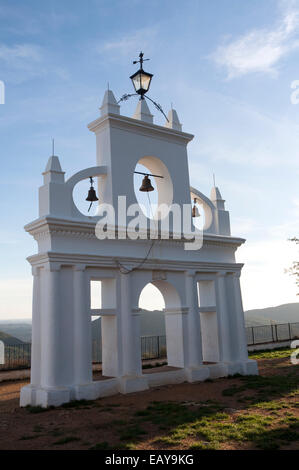 Campanile a vela struttura torre, Peña de Arias Montano, Alájar, Sierra de Aracena, provincia di Huelva, Spagna Foto Stock