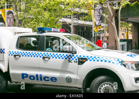 Nuovo ufficiale di polizia australiano del galles del Sud in macquarie Street, Sydney, australia che guida un veicolo a motore della polizia Foto Stock