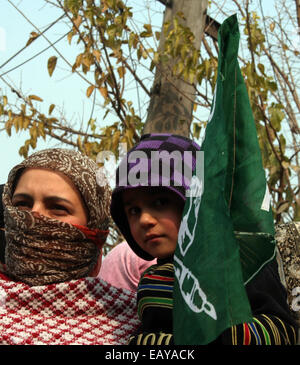 Srinagar, Indiano Kashmir amministrato. 22 Nov, 2014. Sostenitori e il suo bambino che partecipano dopo Syed Altaf al-Bukhari dopo contestare candidato, file sua nomina di carte per srinagar Amirakadal sede per lo svolgimento delle prossime elezioni la capitale estiva di Indiano Kashmir amministrato, India. In mezzo alle strette misure di sicurezza, più di cinque milioni di persone avranno il loro voto nelle prossime elezioni di assemblaggio in contese strappata Jammu e Kashmir, anche come più pro-indipendenza gruppi hanno chiesto alle persone di boicottare i cinque sondaggi graduale a partire da novembre 25 e en Foto Stock