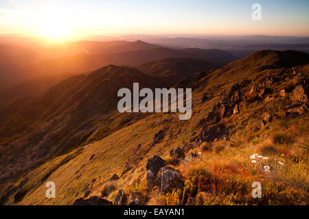 Visualizzare passato Mansfield al tramonto dalla cima del Monte Buller in Victoria, Australia Foto Stock