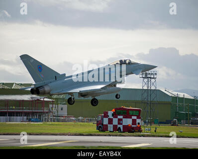 Eurofighter Typhoon FRG4 veloce militare jet fighter attorno alla terra a RAF Lossiemouth. SCO 9057 Foto Stock
