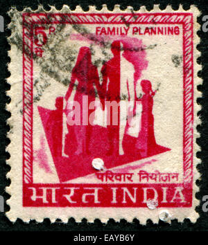INDIA - circa 1965: un timbro stampato in India mostra immagine di una famiglia con la scritta "Pianificazione di famiglia', serie, circa 1965 Foto Stock
