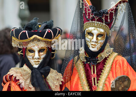 Due donna con masquerade e costume, il Carnevale di Venezia Foto Stock