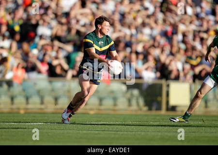 Paterson Stadium, Perth, Australia. 22 Novembre, 2014. Le norme internazionali serie calcio gaelico Perth, gioco 1, Australia contro l'Irlanda, Brent Harvey guarda upfield per un compagno di squadra. Credito: Azione Sport Plus/Alamy Live News Foto Stock