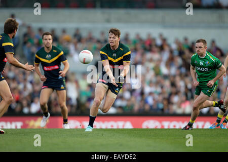 Paterson Stadium, Perth, Australia. 22 Novembre, 2014. Le norme internazionali serie calcio gaelico Perth, gioco 1, Australia contro l'Irlanda, Brendan Goddard handballs ad un compagno di squadra. Credito: Azione Sport Plus/Alamy Live News Foto Stock