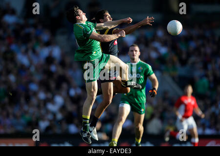 Paterson Stadium, Perth, Australia. 22 Novembre, 2014. Le norme internazionali serie calcio gaelico Perth, gioco 1, Australia contro l'Irlanda, Ciaran McDonald e Ciad Wingard volare per la palla. Credito: Azione Sport Plus/Alamy Live News Foto Stock