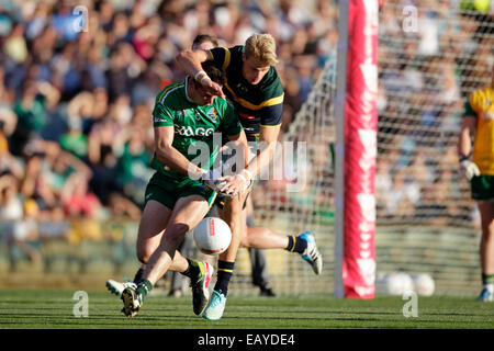 Paterson Stadium, Perth, Australia. 22 Novembre, 2014. Le norme internazionali serie calcio gaelico Perth, gioco 1, Australia contro l'Irlanda, Finian Hanley ottiene cavalcato da Nick Riewoldt. Credito: Azione Sport Plus/Alamy Live News Foto Stock