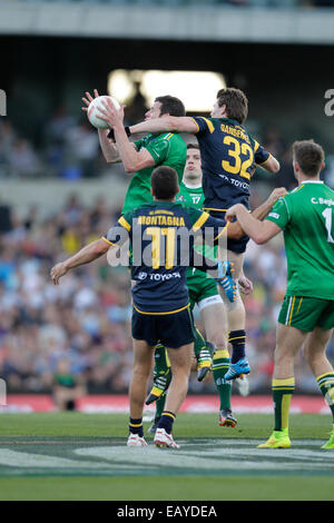 Paterson Stadium, Perth, Australia. 22 Novembre, 2014. Le norme internazionali serie calcio gaelico Perth, gioco 1, Australia contro l'Irlanda, Sean Cavanagh segni nella parte anteriore del Patrick dangerfield. Credito: Azione Sport Plus/Alamy Live News Foto Stock