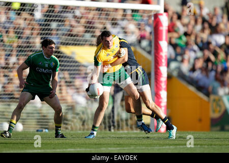 Paterson Stadium, Perth, Australia. 22 Novembre, 2014. Le norme internazionali serie calcio gaelico Perth, gioco 1, Australia contro l'Irlanda, Paddy O'Rourke ottiene catturati con la palla. Credito: Azione Sport Plus/Alamy Live News Foto Stock