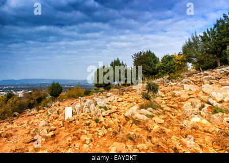 Vista sul Monte Podbrdo, apparizione collina che domina il villaggio di Medjugorje in Bosnia ed Erzegovina Foto Stock