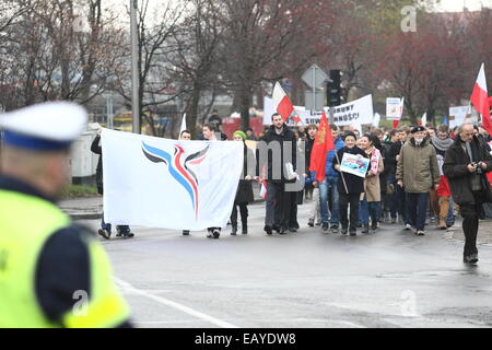 Gdansk, Polonia 22nd, Novembre 2014 di estrema destra "Movimento Nazionale l' organizzazione di attivisti protesta al di fuori del voivodato di Pomerania creazione. I manifestanti hanno inscenato la protesta sotto lo slogan "top manipolazione elettorale,' impegnativo il licenziamento immediato di tutti i membri di PKW (Commissione nazionale elettorale) e la ripetizione delle elezioni locali. Credito: Michal Fludra/Alamy Live News Foto Stock