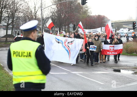 Gdansk, Polonia 22nd, Novembre 2014 di estrema destra "Movimento Nazionale l' organizzazione di attivisti protesta al di fuori del voivodato di Pomerania creazione. I manifestanti hanno inscenato la protesta sotto lo slogan "top manipolazione elettorale,' impegnativo il licenziamento immediato di tutti i membri di PKW (Commissione nazionale elettorale) e la ripetizione delle elezioni locali. Credito: Michal Fludra/Alamy Live News Foto Stock