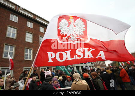 Gdansk, Polonia 22nd, Novembre 2014 di estrema destra "Movimento Nazionale l' organizzazione di attivisti protesta al di fuori del voivodato di Pomerania creazione. I manifestanti hanno inscenato la protesta sotto lo slogan "top manipolazione elettorale,' impegnativo il licenziamento immediato di tutti i membri di PKW (Commissione nazionale elettorale) e la ripetizione delle elezioni locali. Credito: Michal Fludra/Alamy Live News Foto Stock