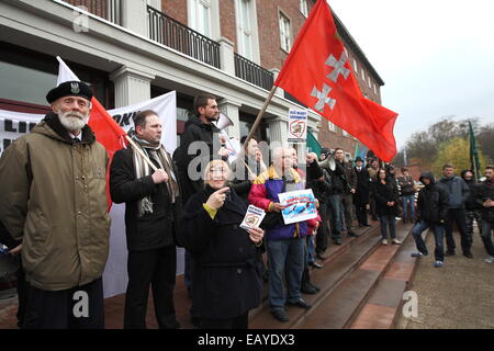 Gdansk, Polonia 22nd, Novembre 2014 di estrema destra "Movimento Nazionale l' organizzazione di attivisti protesta al di fuori del voivodato di Pomerania creazione. I manifestanti hanno inscenato la protesta sotto lo slogan "top manipolazione elettorale,' impegnativo il licenziamento immediato di tutti i membri di PKW (Commissione nazionale elettorale) e la ripetizione delle elezioni locali. Credito: Michal Fludra/Alamy Live News Foto Stock