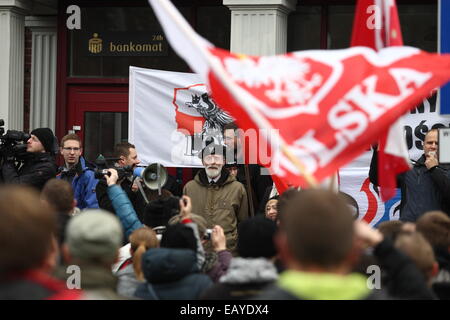 Gdansk, Polonia 22nd, Novembre 2014 di estrema destra "Movimento Nazionale l' organizzazione di attivisti protesta al di fuori del voivodato di Pomerania creazione. I manifestanti hanno inscenato la protesta sotto lo slogan "top manipolazione elettorale,' impegnativo il licenziamento immediato di tutti i membri di PKW (Commissione nazionale elettorale) e la ripetizione delle elezioni locali. Credito: Michal Fludra/Alamy Live News Foto Stock