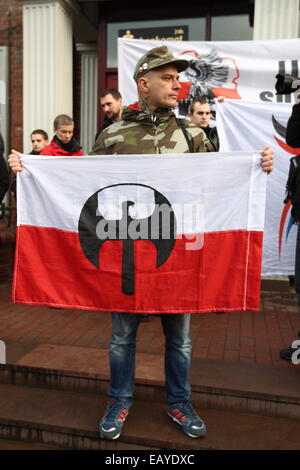 Gdansk, Polonia 22nd, Novembre 2014 di estrema destra "Movimento Nazionale l' organizzazione di attivisti protesta al di fuori del voivodato di Pomerania creazione. I manifestanti hanno inscenato la protesta sotto lo slogan "top manipolazione elettorale,' impegnativo il licenziamento immediato di tutti i membri di PKW (Commissione nazionale elettorale) e la ripetizione delle elezioni locali. Credito: Michal Fludra/Alamy Live News Foto Stock