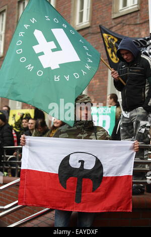 Gdansk, Polonia 22nd, Novembre 2014 di estrema destra "Movimento Nazionale l' organizzazione di attivisti protesta al di fuori del voivodato di Pomerania creazione. I manifestanti hanno inscenato la protesta sotto lo slogan "top manipolazione elettorale,' impegnativo il licenziamento immediato di tutti i membri di PKW (Commissione nazionale elettorale) e la ripetizione delle elezioni locali. Credito: Michal Fludra/Alamy Live News Foto Stock