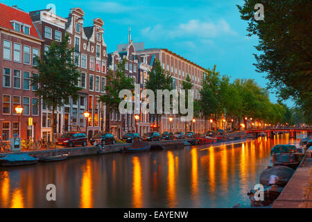 Notte Vista sulla città di Amsterdam canal, il ponte e le tipiche case, barche e biciclette, Holland, Paesi Bassi. Foto Stock