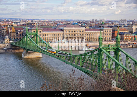 Ponte della Libertà (Szabadsag hid) oltre il fiume Danubio a Budapest, Ungheria Foto Stock