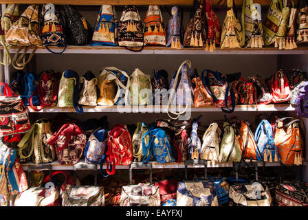 Borse per la vendita nel Grand Bazaar Istanbul Turchia Foto Stock