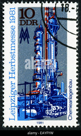Memoria DDR - circa 1981: un timbro stampato in memoria DDR mostra del macchinario chimico su quello austriaco del commercio equo, dalla serie, circa 1981 Foto Stock